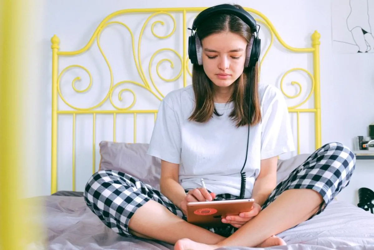 headphones bed